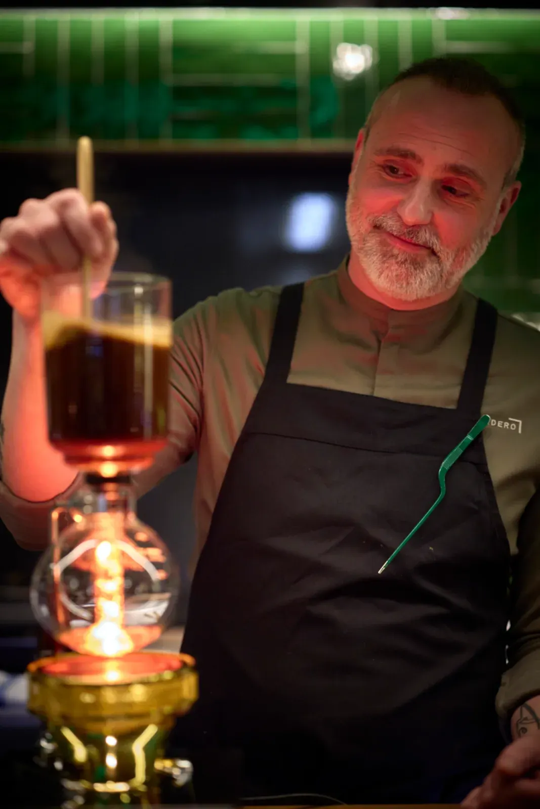Rodrigo de la Calle preparando una infusión en el sifón, en la barra de El Invernadero