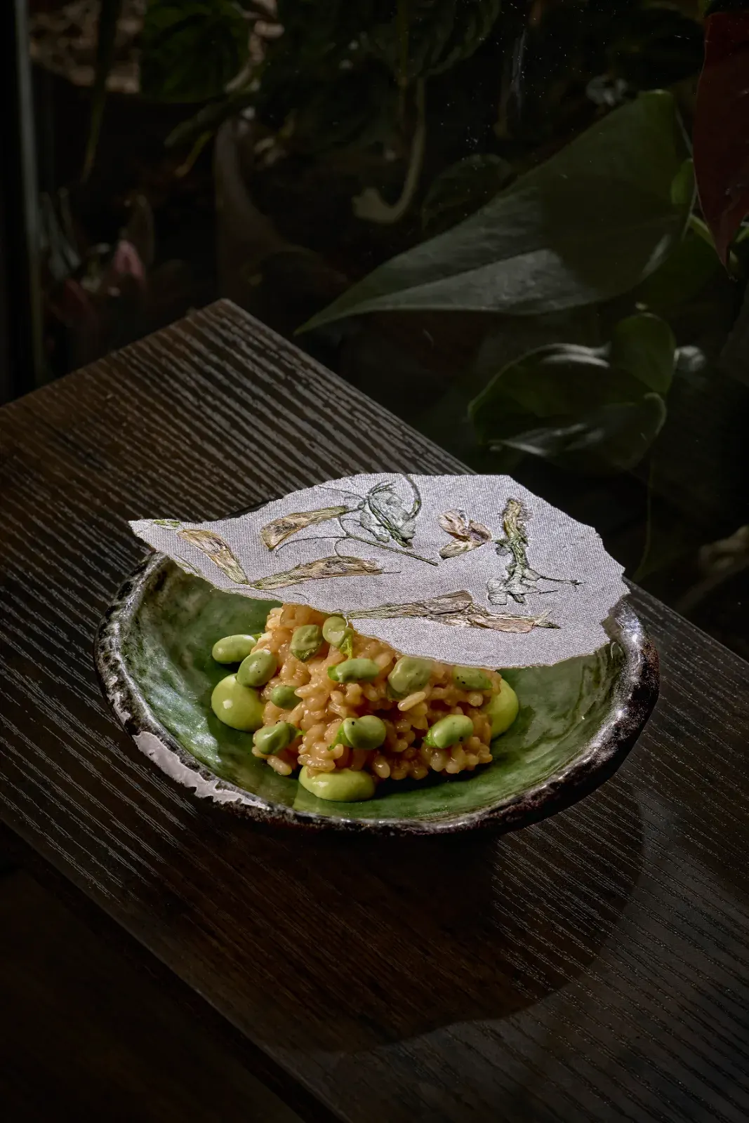 Arroz con habas y menta rematado con una teja crujiente